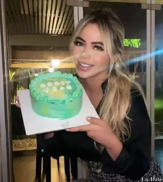 Rosa, 26